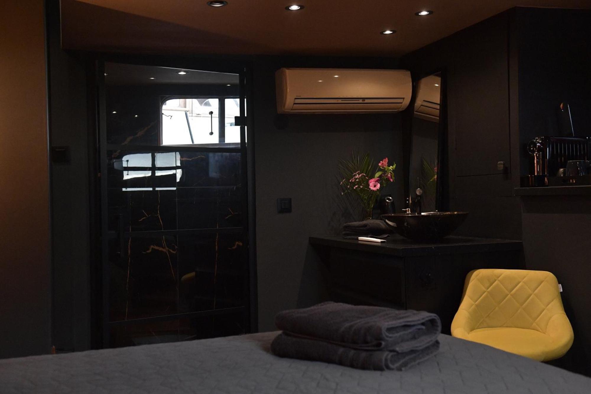 Euphrate Houseboat Hotel Amsterdam Exterior photo